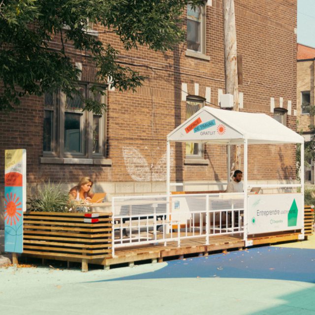 People have fun on the Aire Commune site