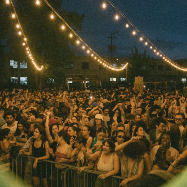 People have fun on the Aire Commune site