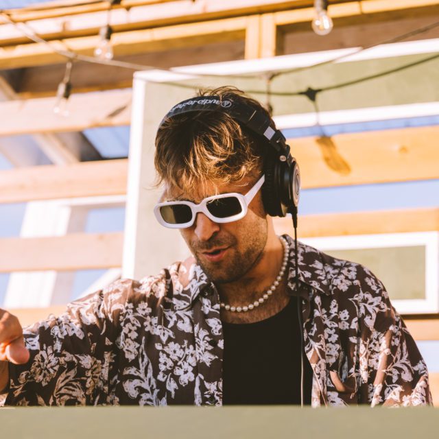 People have fun on the Aire Commune site