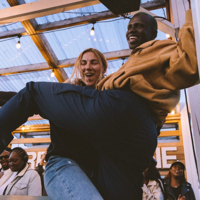 People have fun on the Aire Commune site