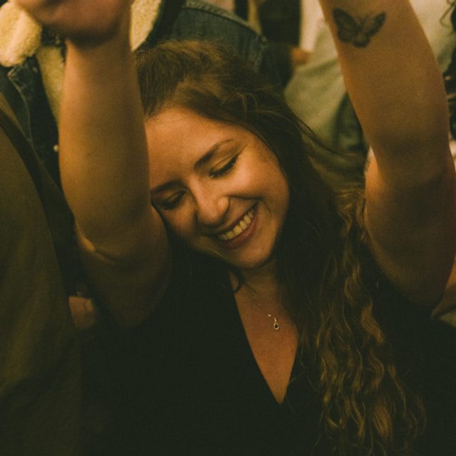 Les gens ont du fun sur le site d'Aire Commune