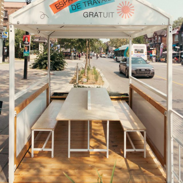 Les gens ont du fun sur le site d'Aire Commune