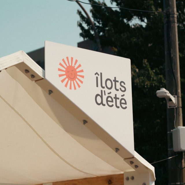 Les gens ont du fun sur le site d'Aire Commune