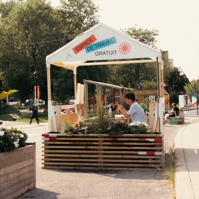 Les gens ont du fun sur le site d'Aire Commune