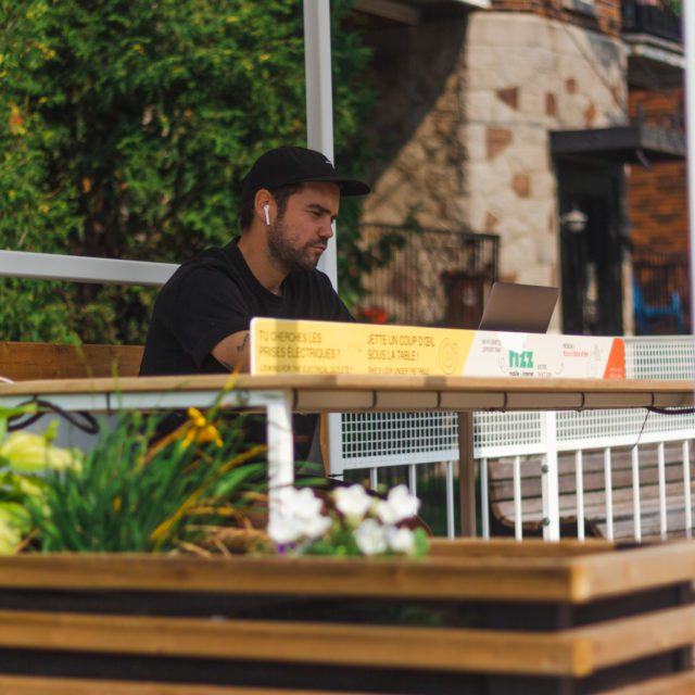 Les gens ont du fun sur le site d'Aire Commune