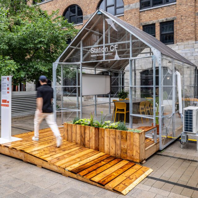 Les gens ont du fun sur le site d'Aire Commune