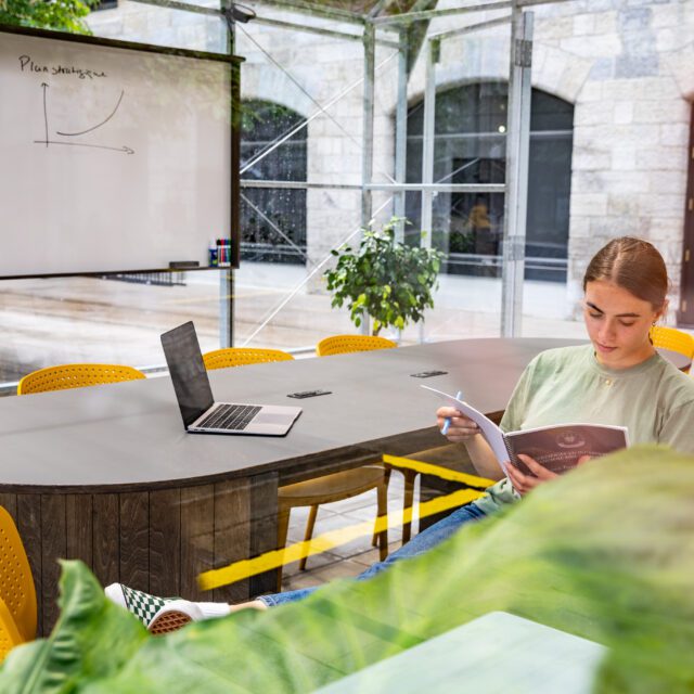 Les gens ont du fun sur le site d'Aire Commune