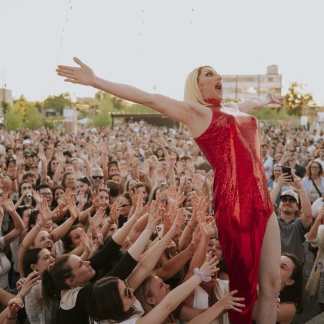 Les gens ont du fun sur le site d'Aire Commune