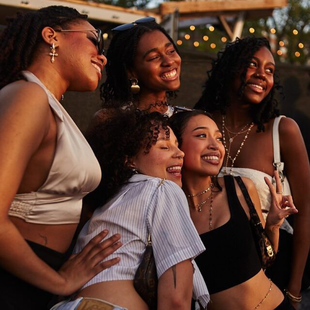 Les gens ont du fun sur le site d'Aire Commune