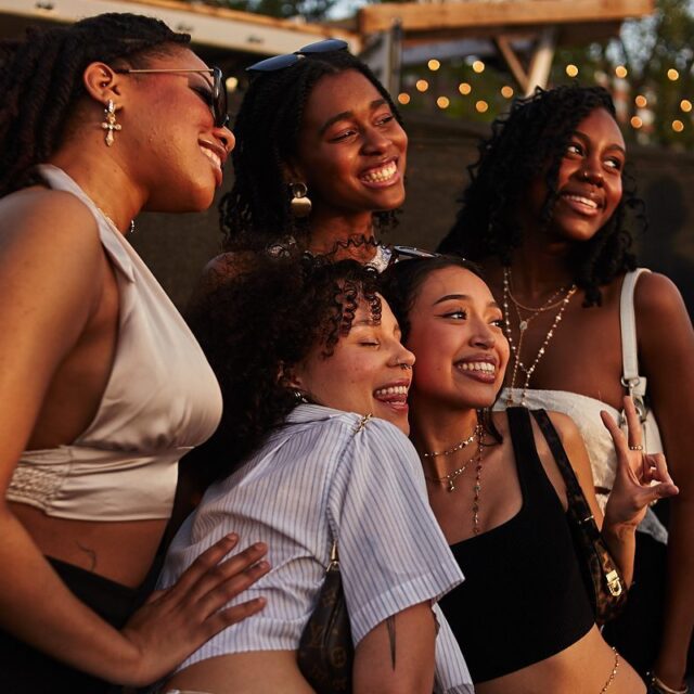 People have fun on the Aire Commune site