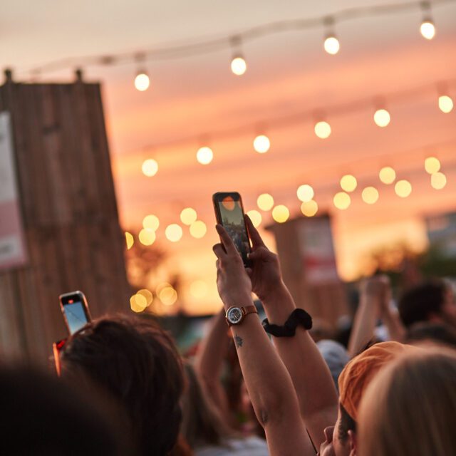 Les gens ont du fun sur le site d'Aire Commune