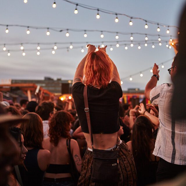 Les gens ont du fun sur le site d'Aire Commune